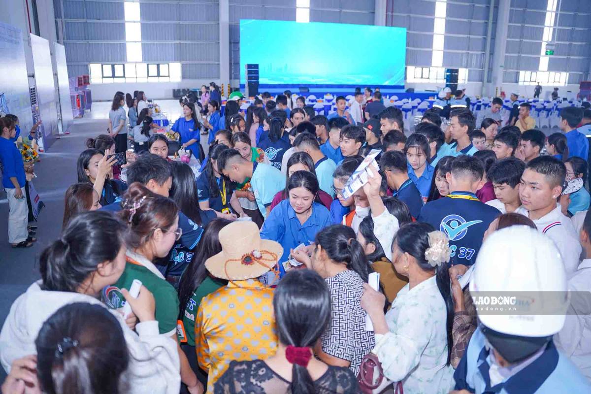 A large number of Nghe An workers attended the Job Fair organized by the Southeast Nghe An Economic Zone Management Board. Photo: Duy Chuong