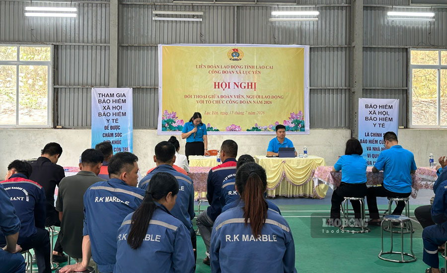Dialogue between trade union officials and union members, workers. Photo: Thu Phuong