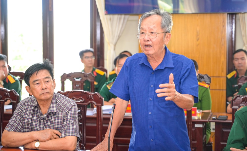Các cựu chiến binh, nhân chứng lịch sử, đồng đội của liệt sĩ cùng đại diện các cơ quan, đơn vị tập trung trao đổi tại hội thảo. Ảnh: Phương Vũ/Bộ CHQS An Giang