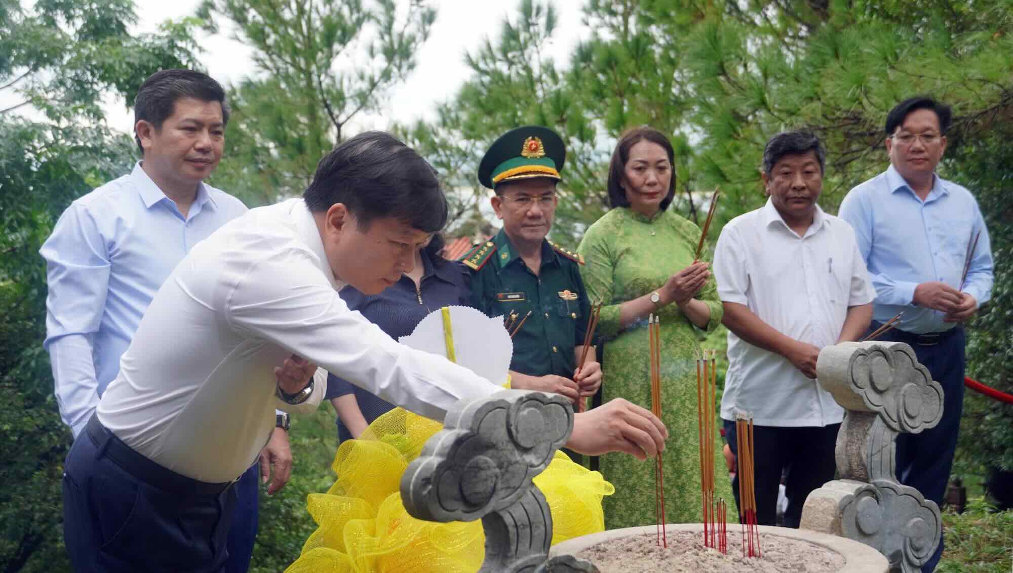 Ông Lê Hồng Vinh - Phó Bí thư Tỉnh ủy, Chủ tịch UBND tỉnh dâng hương tưởng nhớ Đại tướng Võ Nguyên Giáp. Ảnh: Tân Hướng