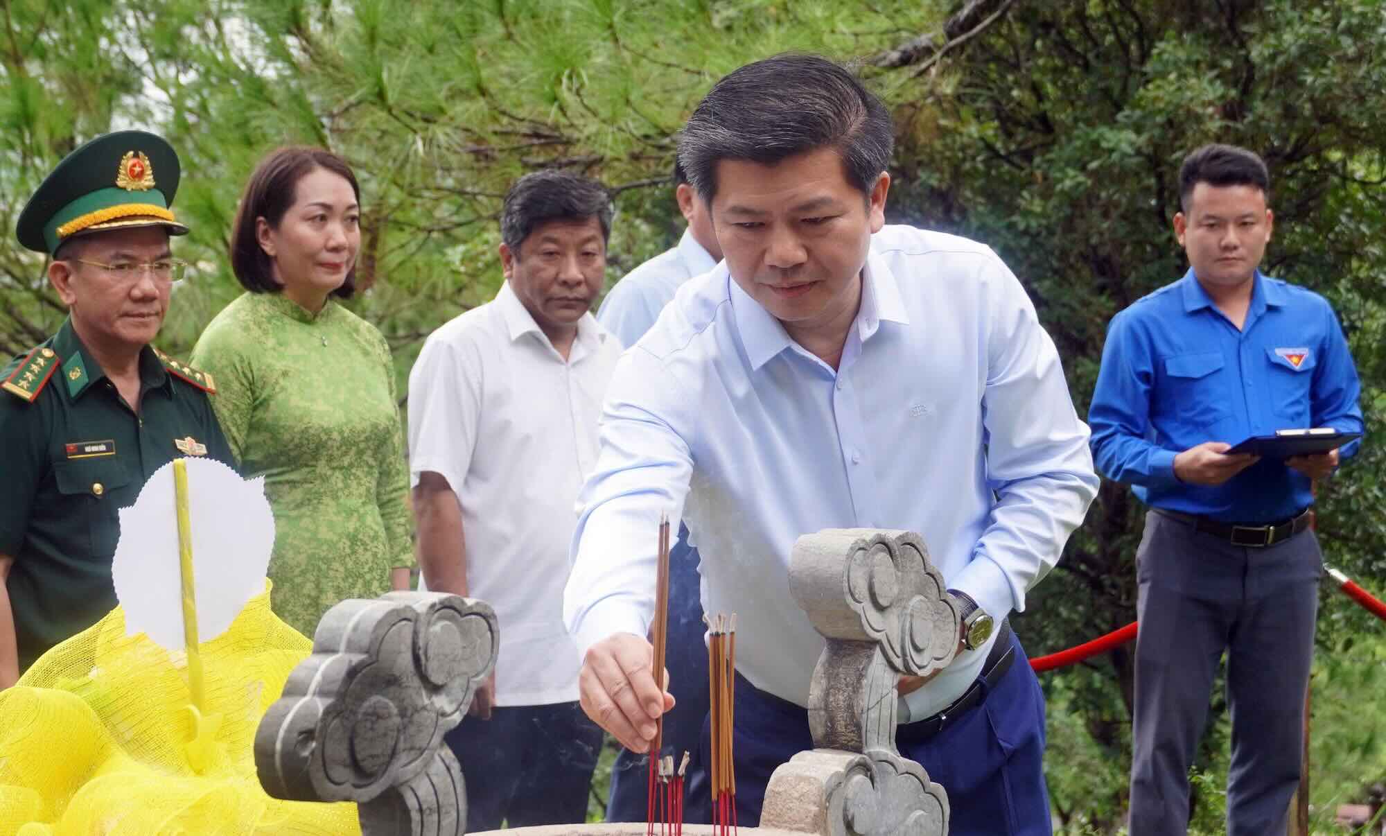 Trần Vũ Khiêm - Phó Bí thư Thường trực Tỉnh ủy dâng hương tri ân Đại tướng Võ Nguyên Giáp. Ảnh: Tân Hướng