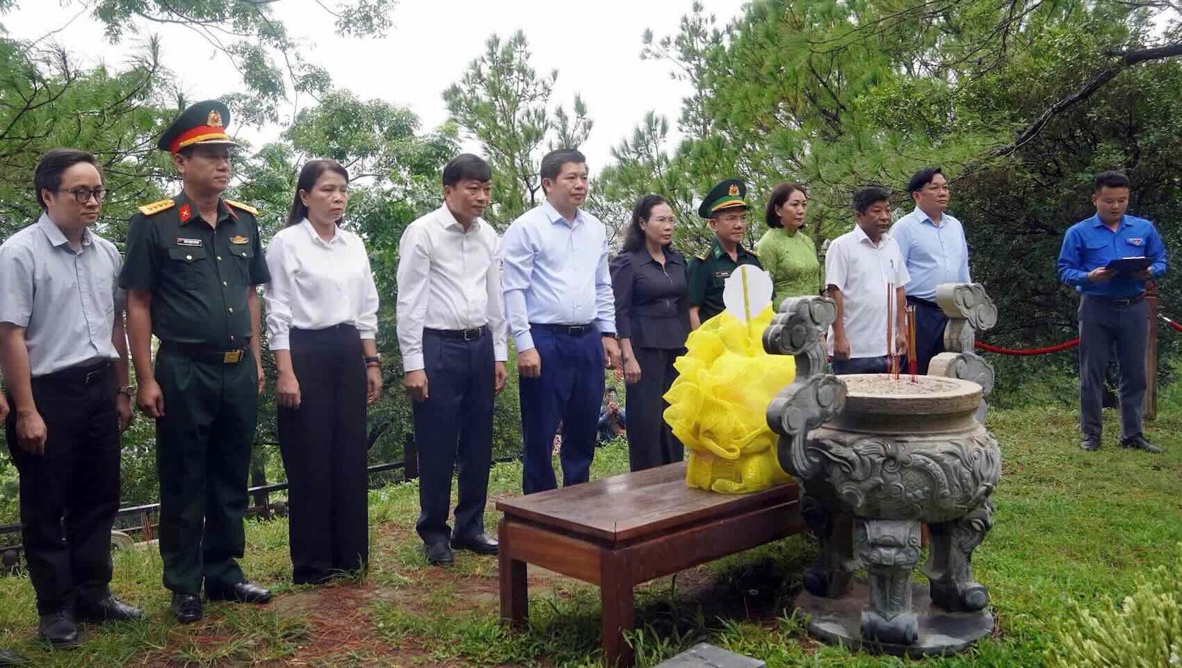 Đoàn đại biểu tỉnh Quảng Trị dâng hương, dâng hoa tưởng niệm Đại tướng Võ Nguyên Giáp. Ảnh: Tân Hướng