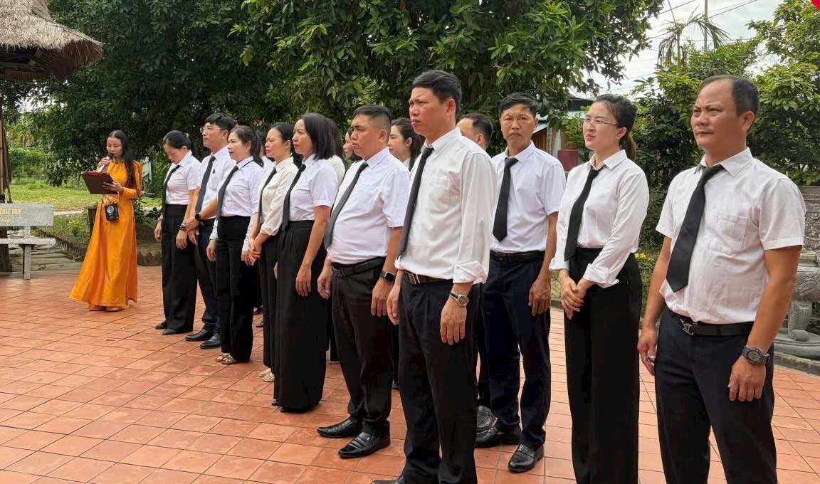 Du khách đến tham quan tại ngôi nhà của Đại tướng Võ Nguyên Giáp. Ảnh: Tân Hướng