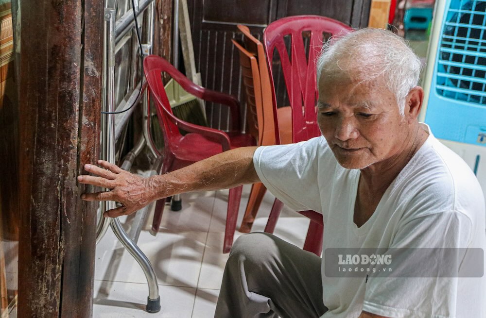 Nhiều cột gỗ trong một căn nhà cổ ở phố cổ Bao Vinh bị cong vênh, xuất hiện các vết nứt kéo dài sau thời gian sử dụng. Ảnh: Phúc Đạt