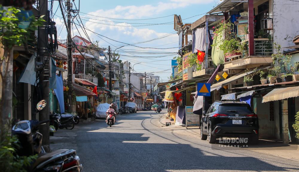 Phố cổ Bao Vinh hiện còn ít công trình cổ nguyên vẹn, nhiều ngôi nhà hiện đại xuất hiện xen kẽ trong không gian di sản. Ảnh: Nguyễn Luân
