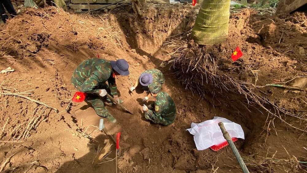Urgently searching for martyrs' remains in coconut gardens in Dong Thap. Photo: Team K91.