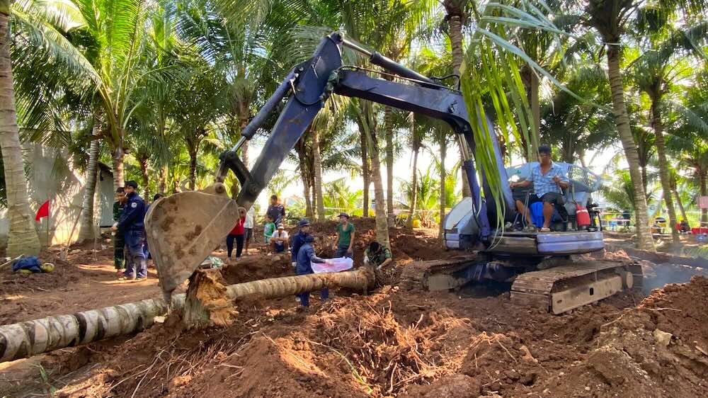 Người dân trong ấp chủ động thuê máy xúc để hỗ trợ lực lượng tìm kiếm hài cốt liệt sĩ nhanh chóng và dễ dàng hơn. Ảnh: Ngọc Hân.