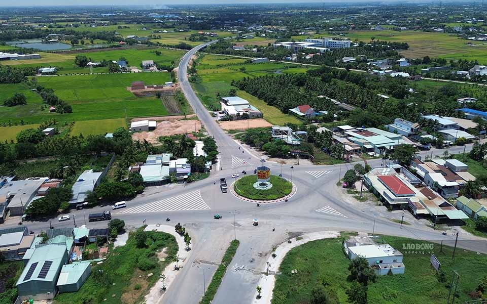 Đường Hồ Chí Minh kết nối với Quốc lộ N2 và đường tỉnh 823D tại nút giao thị trấn Hậu Nghĩa. Đây là trục kết nối quan trọng với các dự án Vành đai 3 TP.HCM và trục mở mới Tây Bắc kết nối Tây Ninh -TP. HCM. Ảnh: Huỳnh Du