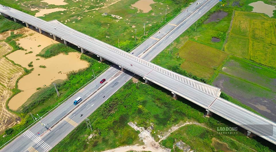 Cầu vượt của đường Hồ Chí Minh bắt qua quốc lộ 22. Ảnh: Huỳnh Du
