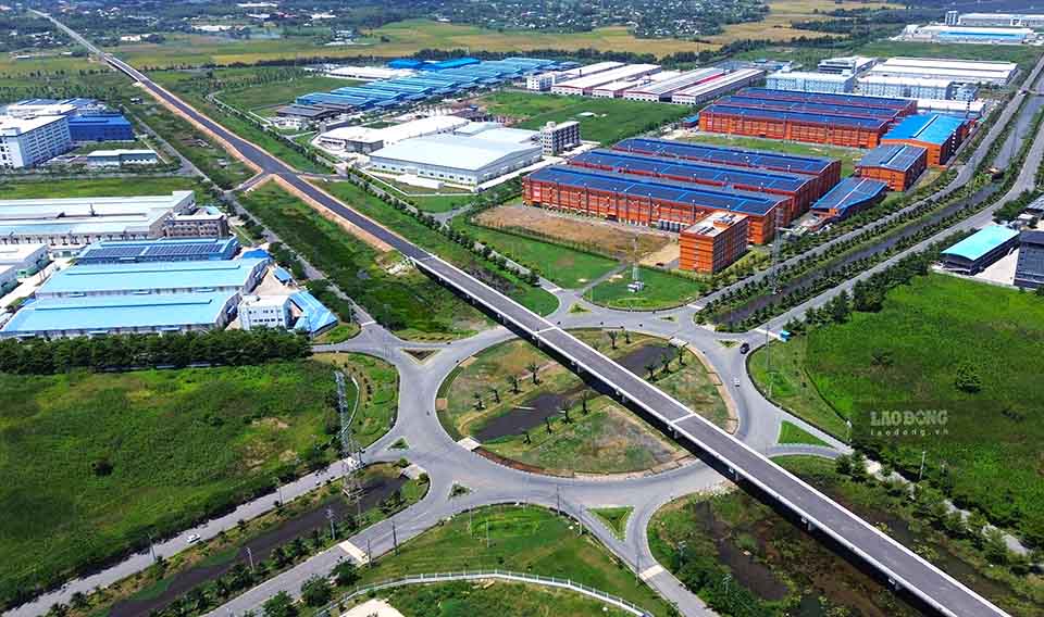 Ho Chi Minh Road section Chon Thanh - Duc Hoa is expected to be technically opened to traffic in September. Photo: Huynh Du
