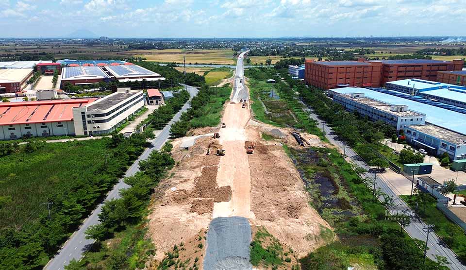 Đường Hồ Chí Minh Chơn Thành - Đức Hòa còn 200m đang thi công nền và 500m chưa thảm nhựa đoạn khu cn Thành Thành Công. Ảnh: Huỳnh Du