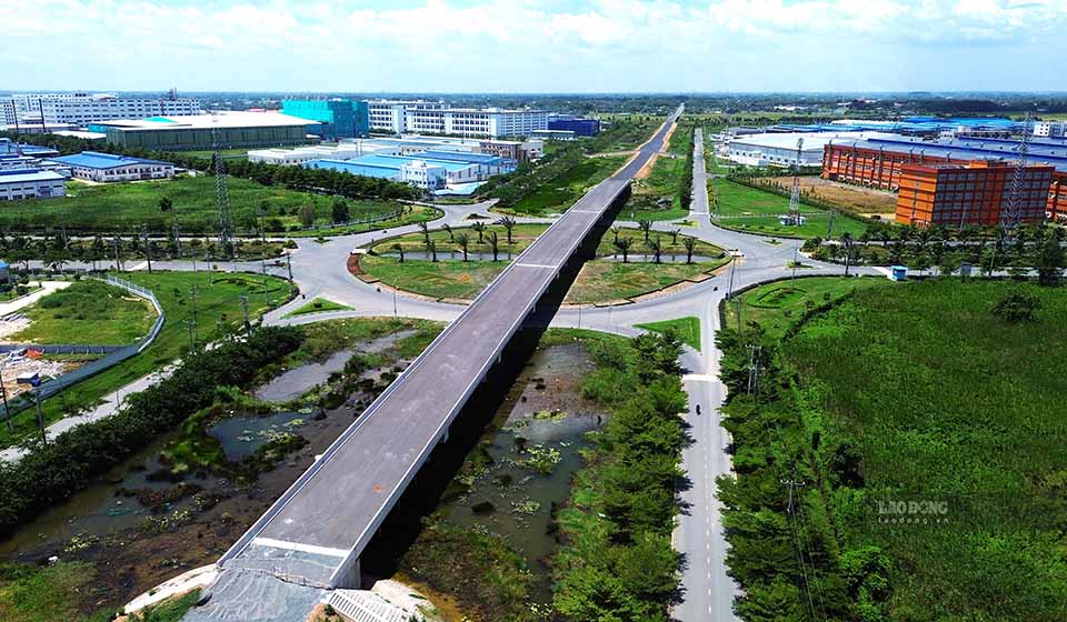 Dự án đường Hồ Chí Minh đoạn khu công nghiệp Thành Thành Công (TX.Trảng Bàng) đang gấp rút hoàn thành cầu vượt.