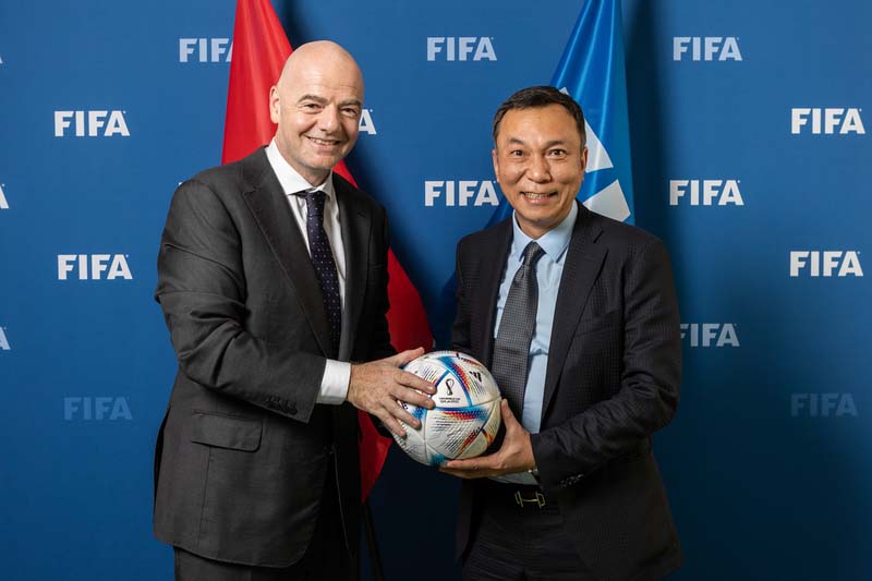 FIFA President Gianni Infantino (left) arrives in Vietnam to attend the second leg of the ASEAN Cup 2026 final. Photo: VFF