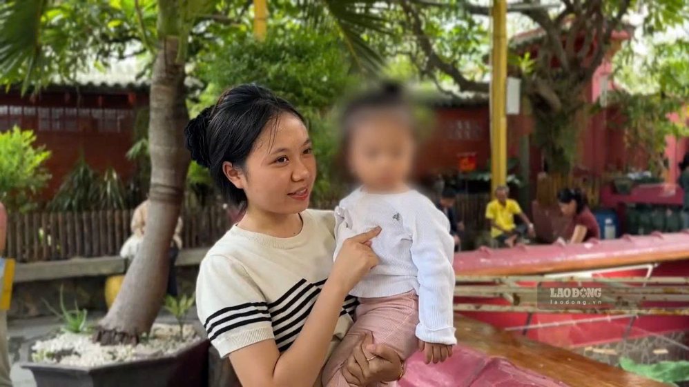 Không thể về quê thăm mẹ dịp Vu Lan, chị Thương chọn cửa chùa làm nơi gửi gắm nỗi nhớ mẹ. Ảnh: Lý Linh