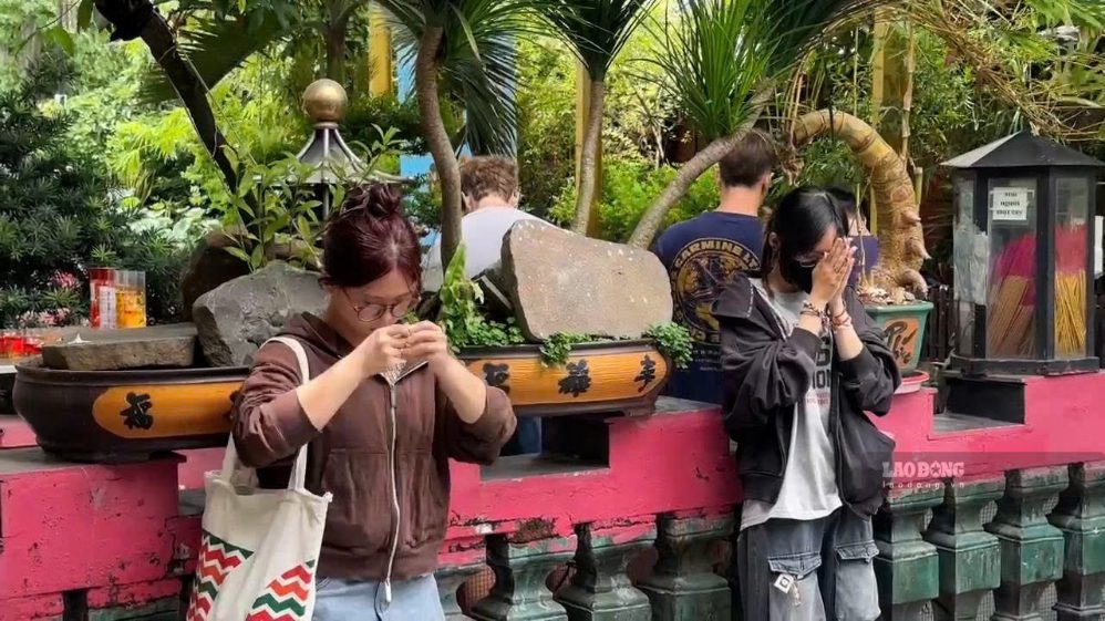 Unable to return to their hometown in Vu Lan season, young people go to pagodas to pray for peace for their parents. Photo: Ly Linh