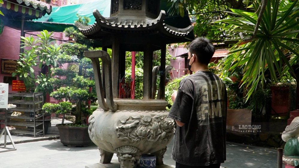 Nén hương được người trẻ thành kính dâng lên, cầu mong gia đình mạnh khỏe, bình an. Ảnh: Mai Anh