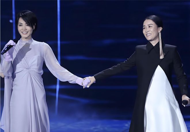 Vương Phi và Na Anh đã là bạn thân gần 3 thập kỷ. Ảnh: Xinhua