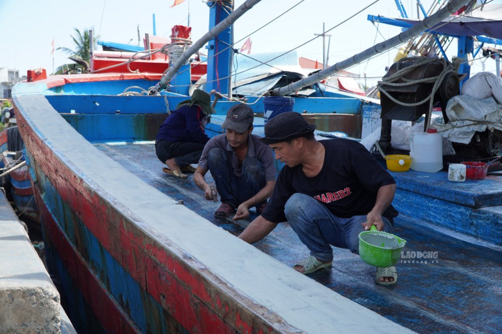 Tại cảng cá Tịnh Hòa, một số tàu cá cũng đang được ngư dân tất bật sơn sửa, bảo dưỡng, chuẩn bị cho những chuyến vươn khơi sắp tới. Ảnh: Viên Nguyễn