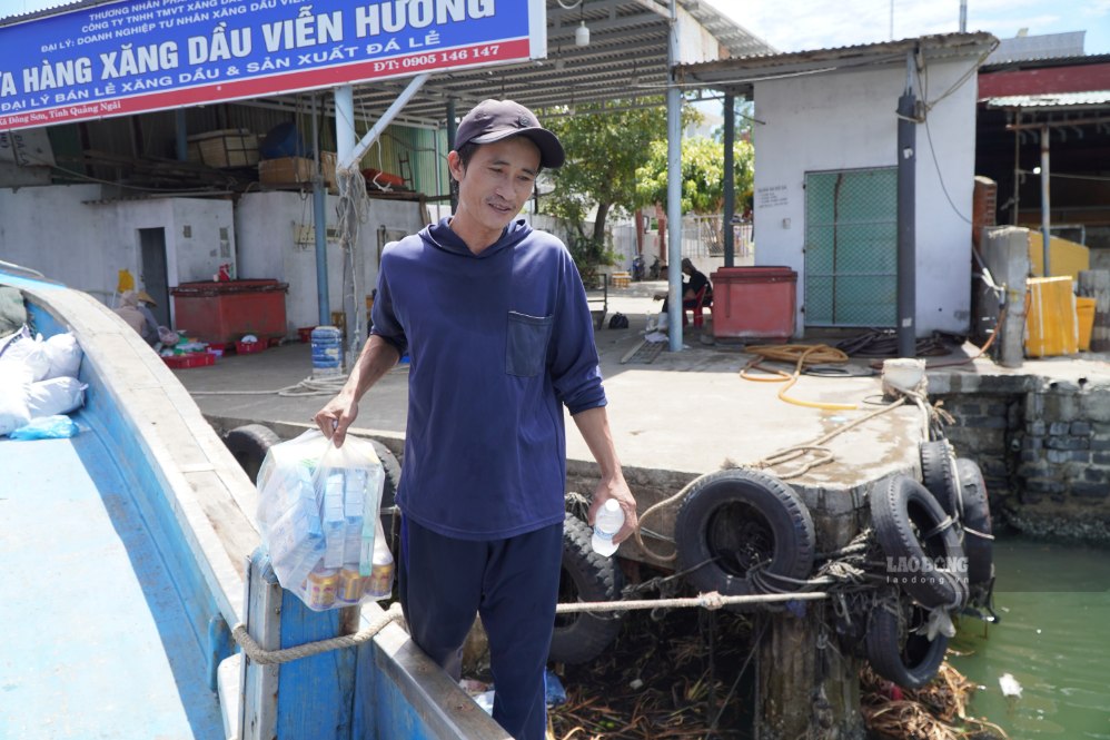 Ngư dân tất bật vận chuyển nhu yếu phẩm xuống tàu, chuẩn bị cho chuyến biển dài ngày. Ảnh: Viên Nguyễn