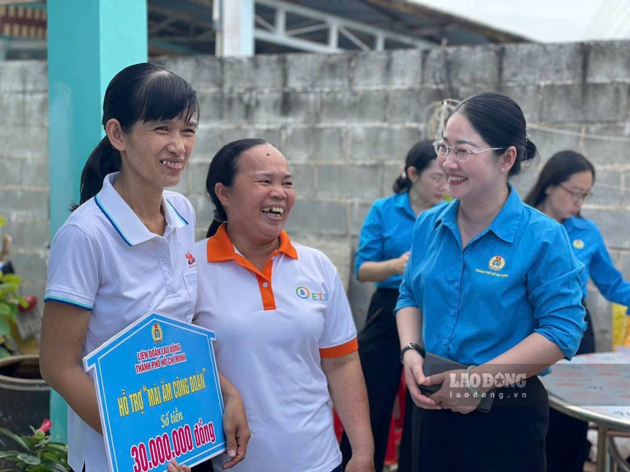 Female workers emotionally receive "Trade Union Shelter". Photo: Dinh Trong