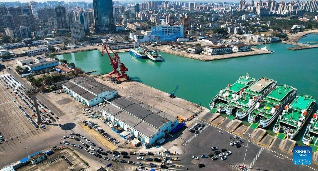 Cảng Tú Anh ở thành phố Hải Khẩu, tỉnh Hải Nam, nơi phục vụ tuyến phà qua eo biển Quỳnh Châu, được tạm dừng hoạt động do ảnh hưởng của bão số 4 Narra. Ảnh: Xinhua