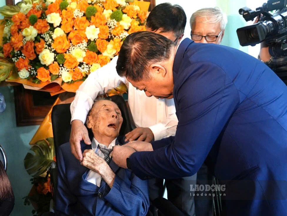 General Nguyen Trong Nghia - Member of the Politburo, Secretary of the Party Central Committee, Director of the General Department of Politics of the Vietnam People's Army - awarded the 80-year Party Badge to Party member Nguyen Anh Hung in Nam Gianh commune, Quang Tri province. Photo: Tan Huong