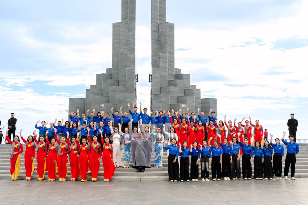 Dàn thí sinh Hoa hậu Doanh nhân Hương sắc Việt Nam 2026 tham quan và lưu lại những khoảnh khắc đáng nhớ tại Tháp Nghinh Phong. Ảnh: Ban tổ chức