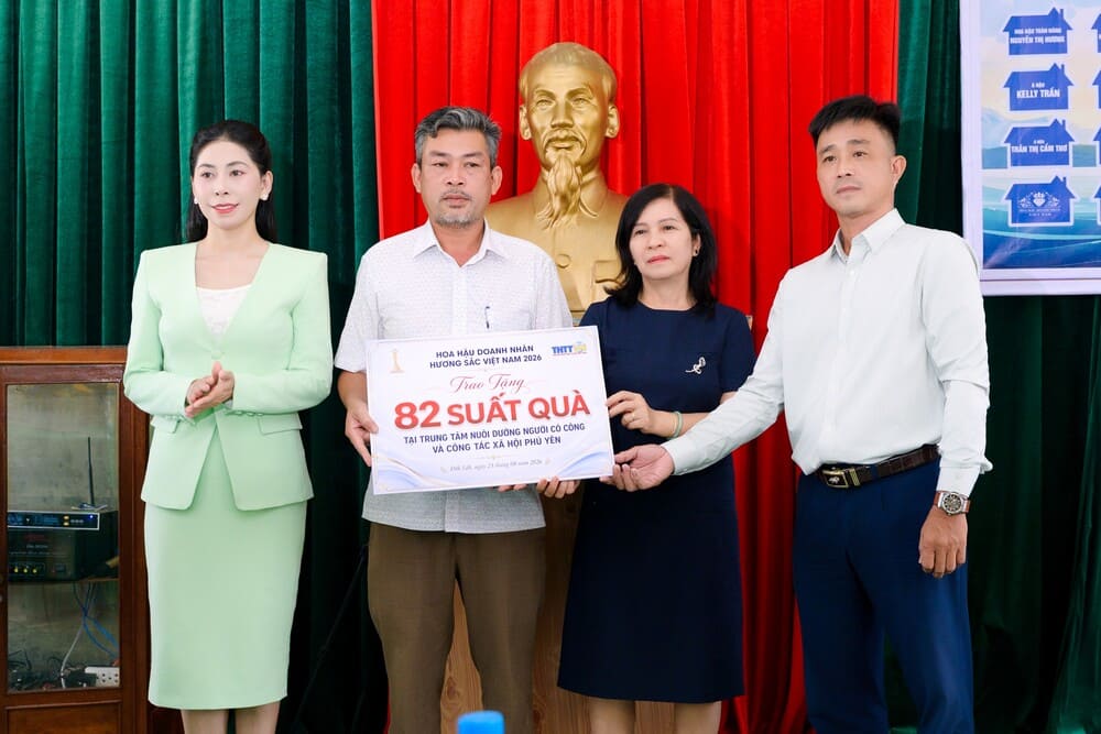 Ban tổ chức cuộc thi “Hoa hậu Doanh nhân Hương sắc Việt Nam 2026” trao 82 phần quà tại Trung tâm Nuôi dưỡng người có công và Công tác xã hội Phú Yên. Ảnh: Ban tổ chức