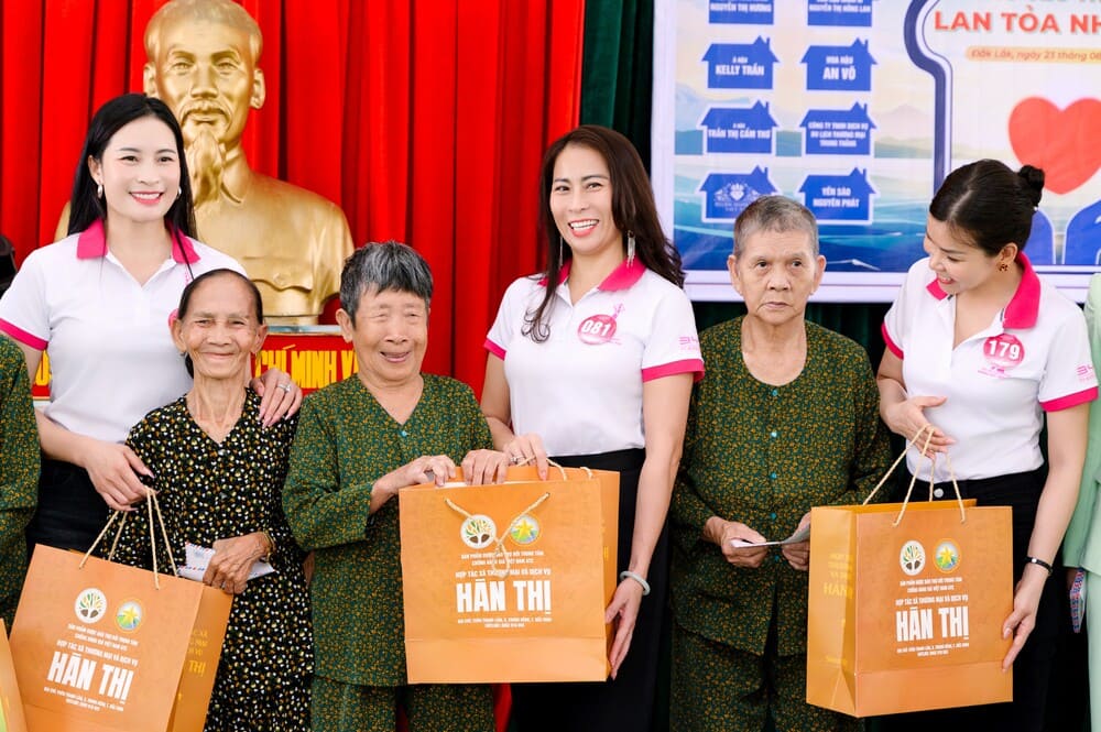 Những cái nắm tay, lời hỏi thăm giữa đoàn và người được chăm sóc tại Trung tâm để lại dư âm ấm áp. 