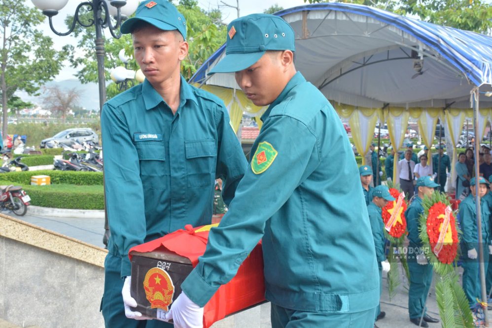Lực lượng tổ chức di chuyển, bàn giao 13 hài cốt liệt sĩ về Nghĩa trang liệt sĩ Hòn Dung. Ảnh: Hữu Long