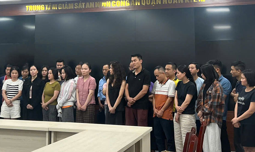 Bị can Nguyễn Thị Mai Anh (áo đen, hàng đầu, thứ hai từ trái qua) trong vụ án sai phạm xảy ra tại Viện Pháp y Tâm thần Trung ương. Ảnh: Công an TP Hà Nội