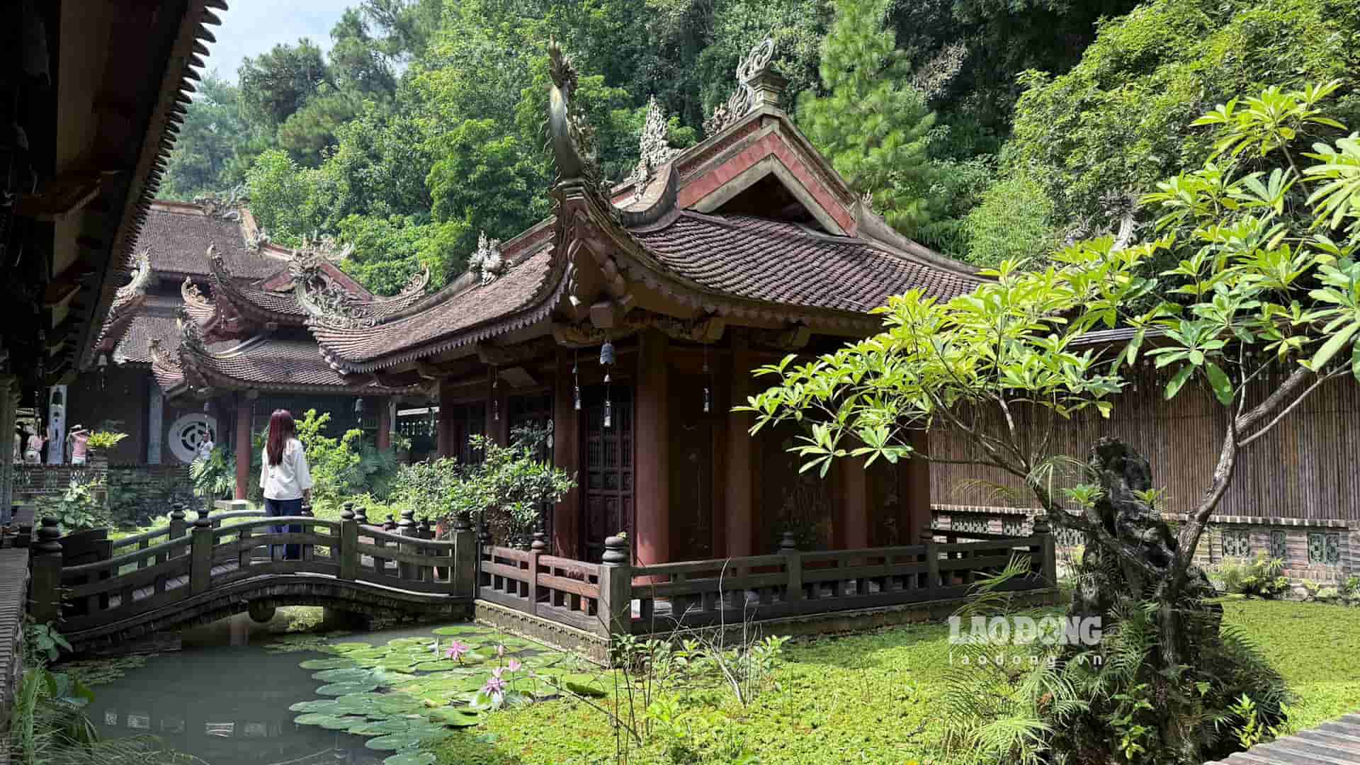 Du khách thong thả dạo bước trong khuôn viên chùa. Ảnh