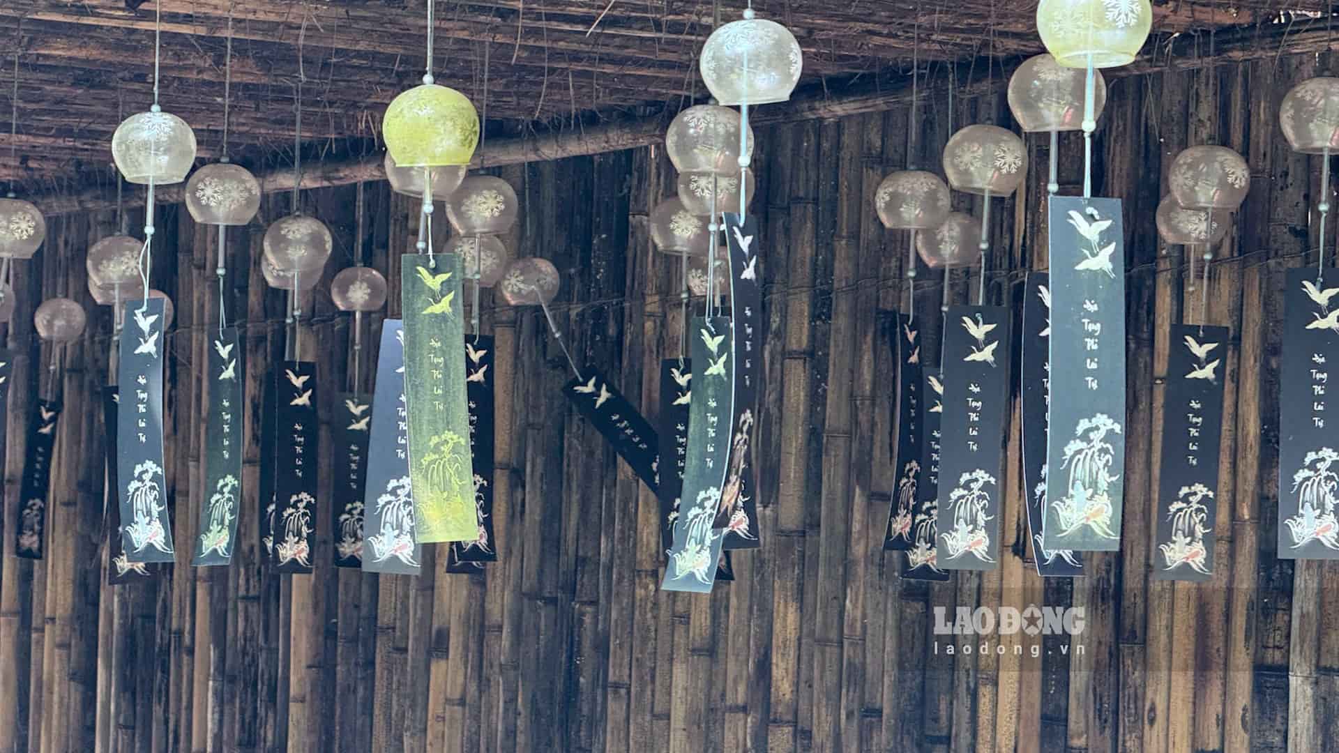 Anh Phan Lạc Kiên ấn tượng với những chiếc chuông gió trong khuôn viên Địa Tạng Phi Lai Tự. Ảnh: Thùy Trang