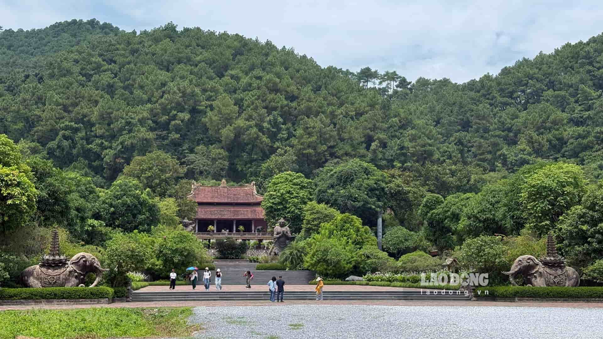 El templo Địa Tạng Phi Lai Tự está situado en medio del espacio verde y fresco de las montañas y los bosques. Foto: Thùy Trang