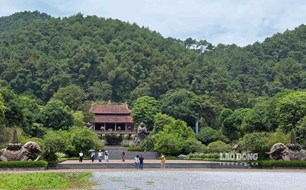 Du khách đến Địa Tạng Phi Lai Tự vãn cảnh, tìm không gian thanh tịnh