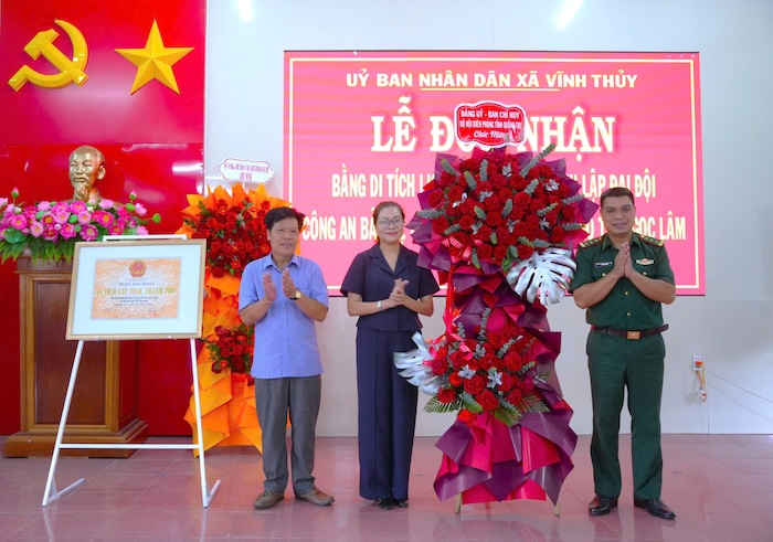 Ban Chỉ huy Bộ đội Biên phòng tỉnh Quảng Trị tặng hoa chúc mừng xã Vĩnh Thuỷ đón nhận Bằng xếp hạng di tích lịch sử cấp tỉnh. Ảnh: Biên phòng Quảng Trị