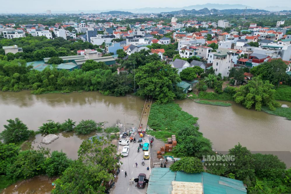Nước tràn qua cầu 