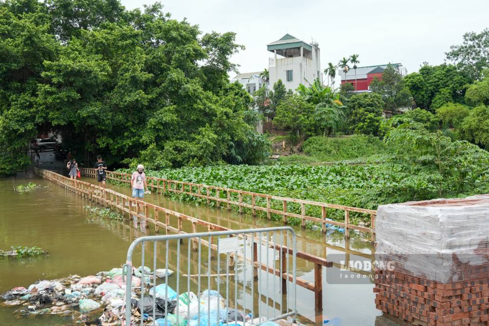 Water overflows Dai Thanh bridge connecting Hung Dao and An Khanh communes (Hanoi), morning of August 25. Photo: Song Huu