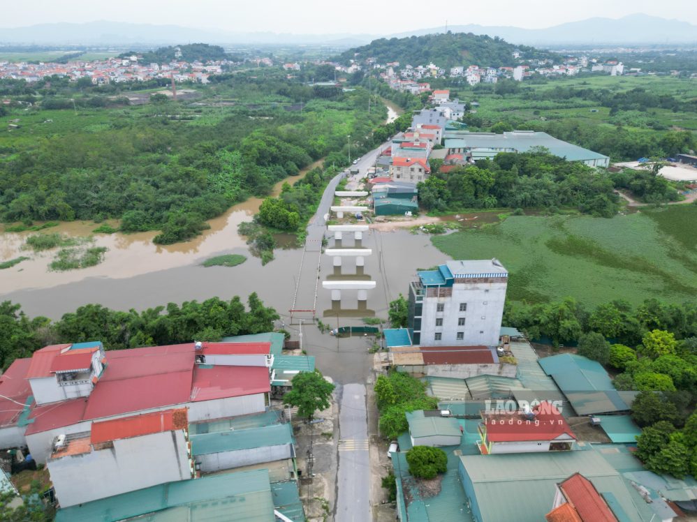 Trong ảnh là cầu 72 tạm và cầu mới đang được xây dựng. Ảnh: Sóng Hữu 