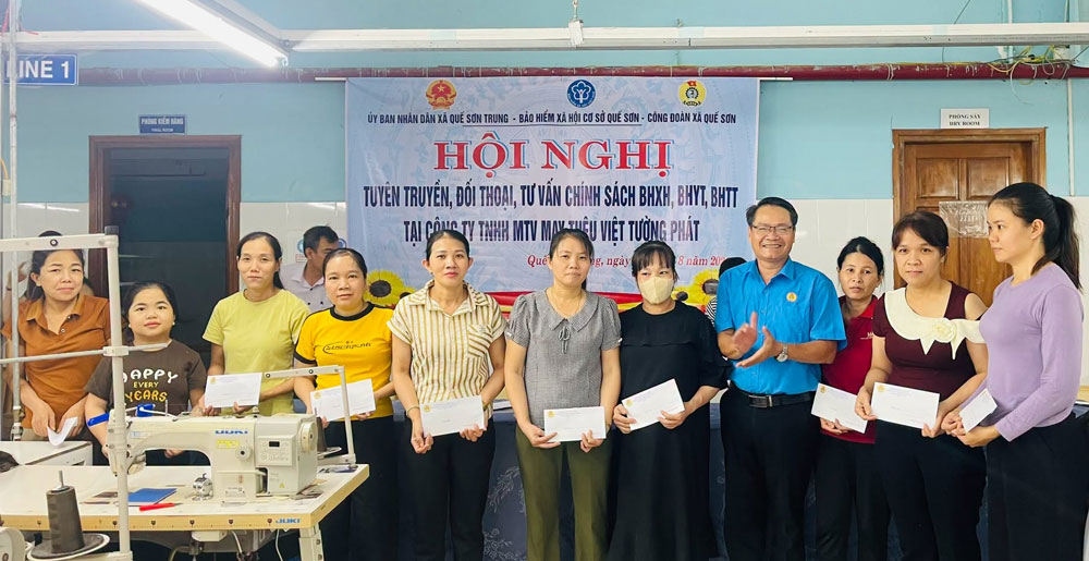 Que Son Commune Trade Union, Da Nang, propagates, dialogues, and advises on social insurance, health insurance, and unemployment insurance policies for union members and workers. Photo: Que Son Trade Union