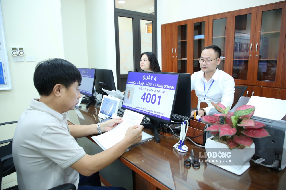 Propose early salary reform, increase income for cadres, civil servants, public employees, especially at the commune level. Photo: Pham Dong