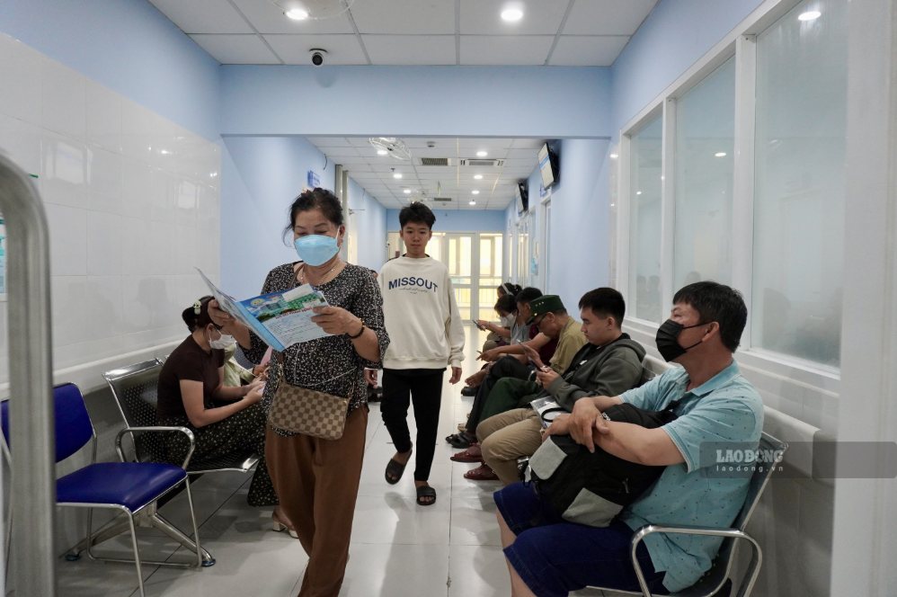 Khoa khám bệnh Bệnh viện Tai Mũi Họng TPHCM có khá đông người dân đến khám. Ảnh: Như Quỳnh
