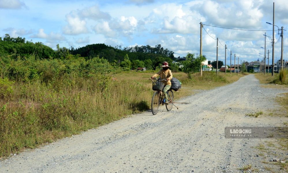 After 19 years of implementation, the Vina Universal Paradise commercial and service urban area project with an investment of 1,200 billion VND in Truong Quang Trong ward, Quang Ngai province is still a wasteland, causing great waste. Photo: Vien Nguyen