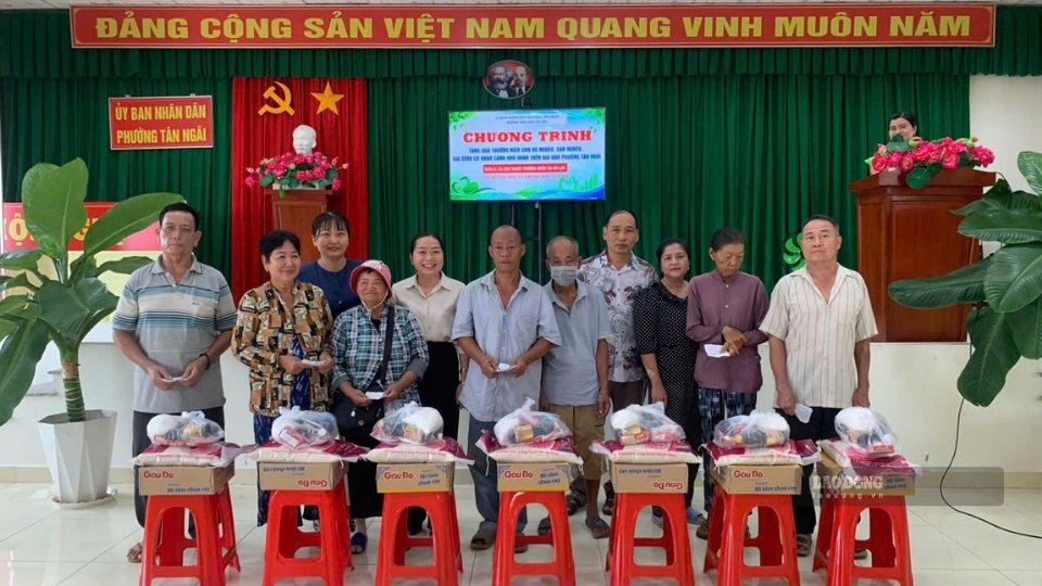 Representatives of Tan Ngai ward give gifts to poor and near-poor people in the area. Photo: Hoang Loc