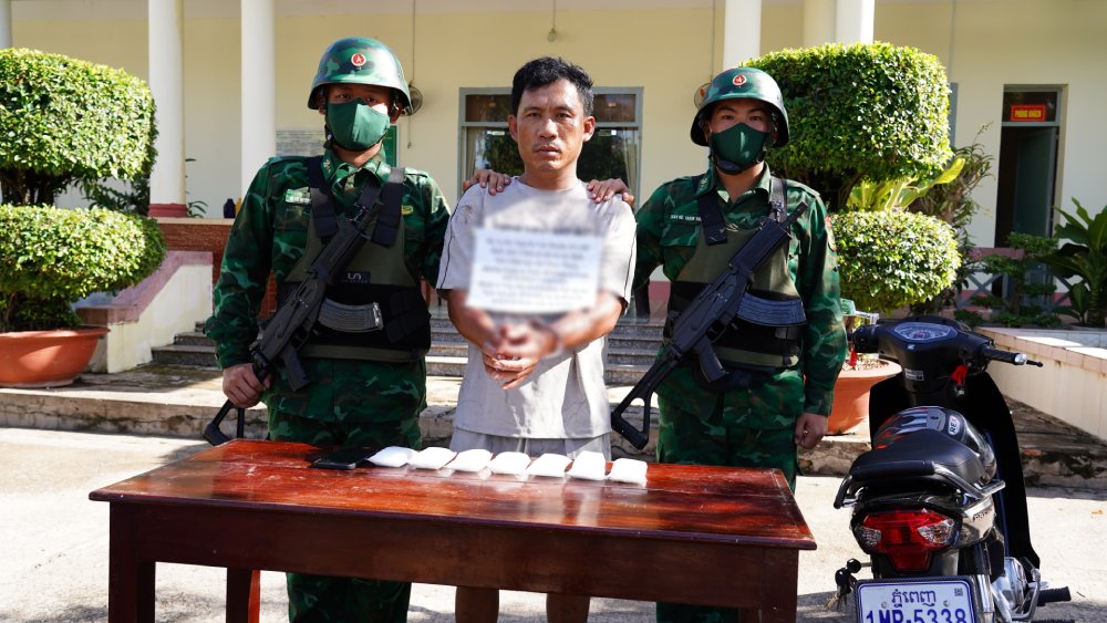 Thanh và số tang vật ma túy bị thu giữ. Ảnh: Tiến Vinh/Biên phòng An Giang