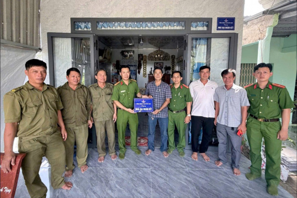 Công an xã Tân Ân gần dân qua những mái ấm nghĩa tình