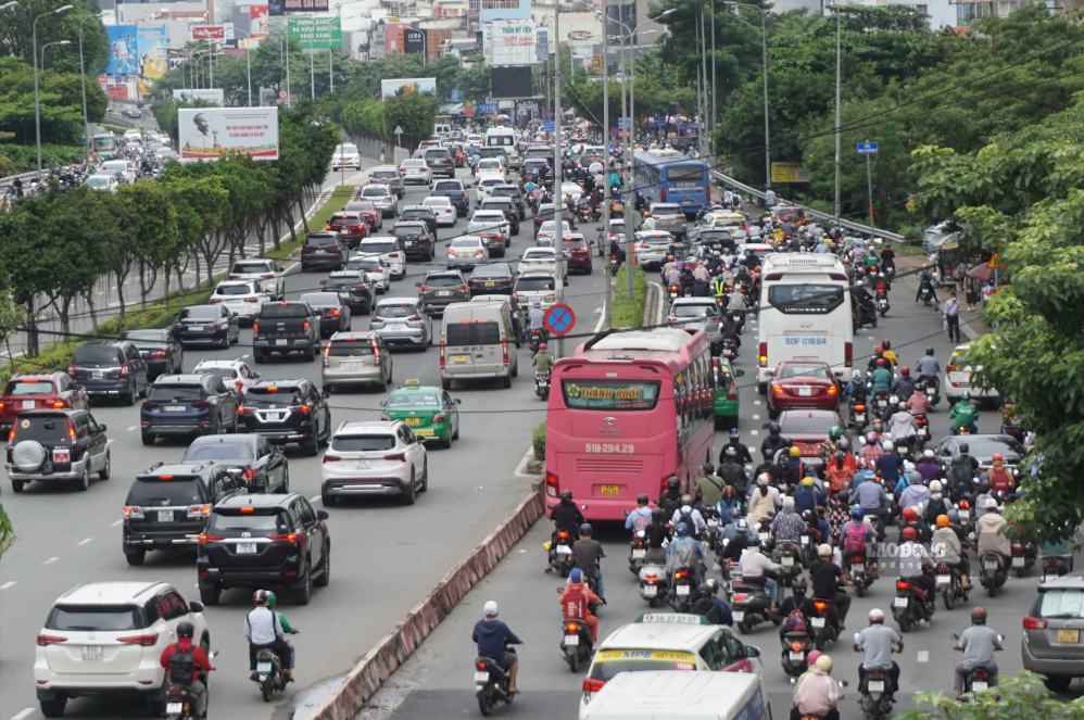 Traffic jam on Dien Bien Phu street into the center of Ho Chi Minh City. Photo: Minh Quan
