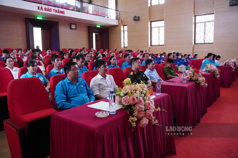 Bao Thang Commune Trade Union propagates drug prevention laws to union members and workers. Photo: Dinh Dai