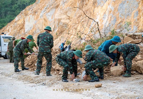 Functional forces train in rescue and relief related to landslides in Mai Chau commune. Photo: Mai Chau Commune People's Committee