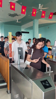 Lỡ đi ra Cát Bà ăn cúng rằm vào bão số 4, người dân mừng rỡ khi cáp treo mở lại. Video: Thanh Bình 